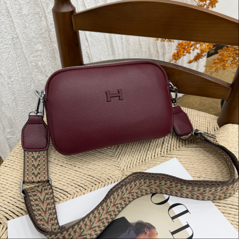 Kashlandi ženska crossbody torba, Lychee koža, srednja veličina, horizontalni kvadratni oblik, zatvarač, gradski minimalistički stil, proljeće-ljeto 2026