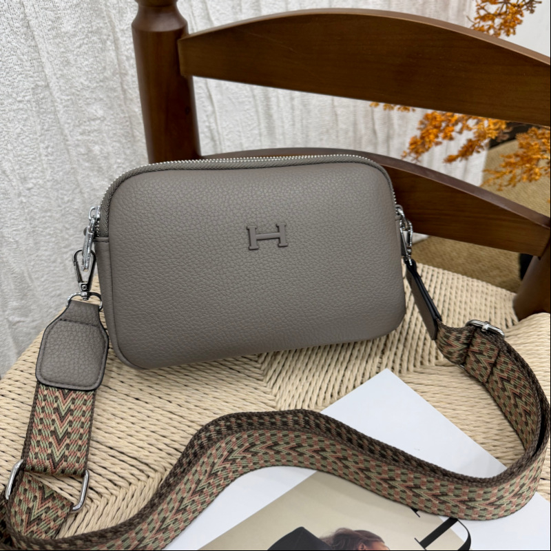 Kashlandi ženska crossbody torba, Lychee koža, srednja veličina, horizontalni kvadratni oblik, zatvarač, gradski minimalistički stil, proljeće-ljeto 2026