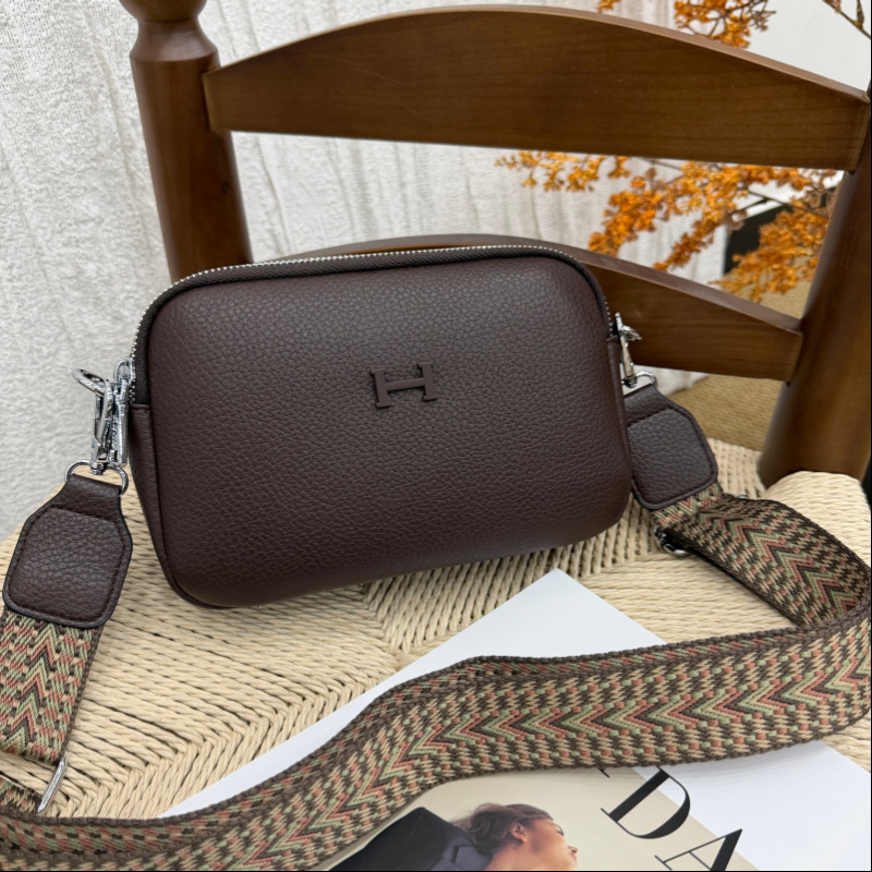 Kashlandi ženska crossbody torba, Lychee koža, srednja veličina, horizontalni kvadratni oblik, zatvarač, gradski minimalistički stil, proljeće-ljeto 2026