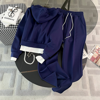 Ženski bijeli trodijelni casual sportski set: osnovni top, duksa i široke hlače s 3D uzorkom