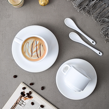 Set simplu alb din ceramică: ceașcă de cafea și farfurie, potrivit pentru cafenele, birouri, hoteluri și restaurante