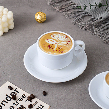 Set simplu alb din ceramică: ceașcă de cafea și farfurie, potrivit pentru cafenele, birouri, hoteluri și restaurante