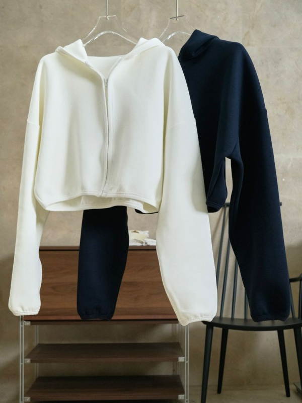Női cropped kapucnis pulóver, magas derékkal, laza szabás, egyszínű, sportos-casual stílus, pamut–polyészter keverék