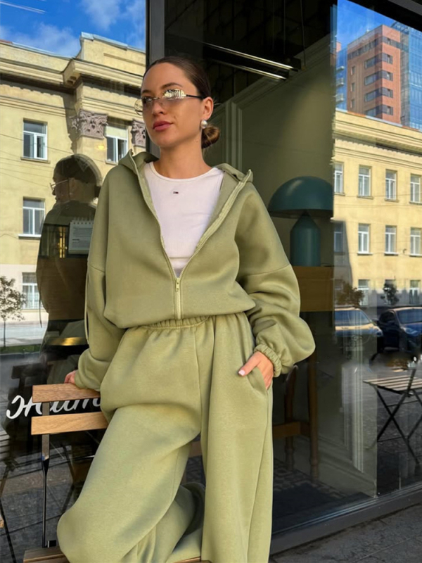 Ženski dvodijelni sportski komplet: jednobojna hoodie s kapuljačom i zatvaračem te elastične široke hlače.
