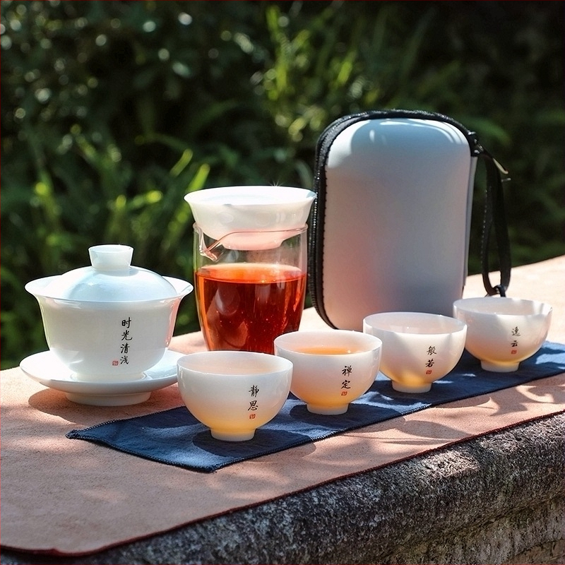 Minimalistický porcelánový cestovný čajový set — jeden čajník a štyri šálky, na vonkajšie použitie, bez podnosu.