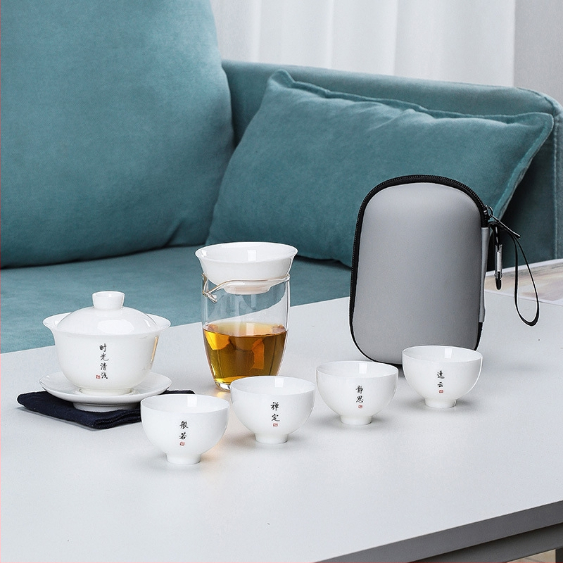 Minimalistický porcelánový cestovný čajový set — jeden čajník a štyri šálky, na vonkajšie použitie, bez podnosu.