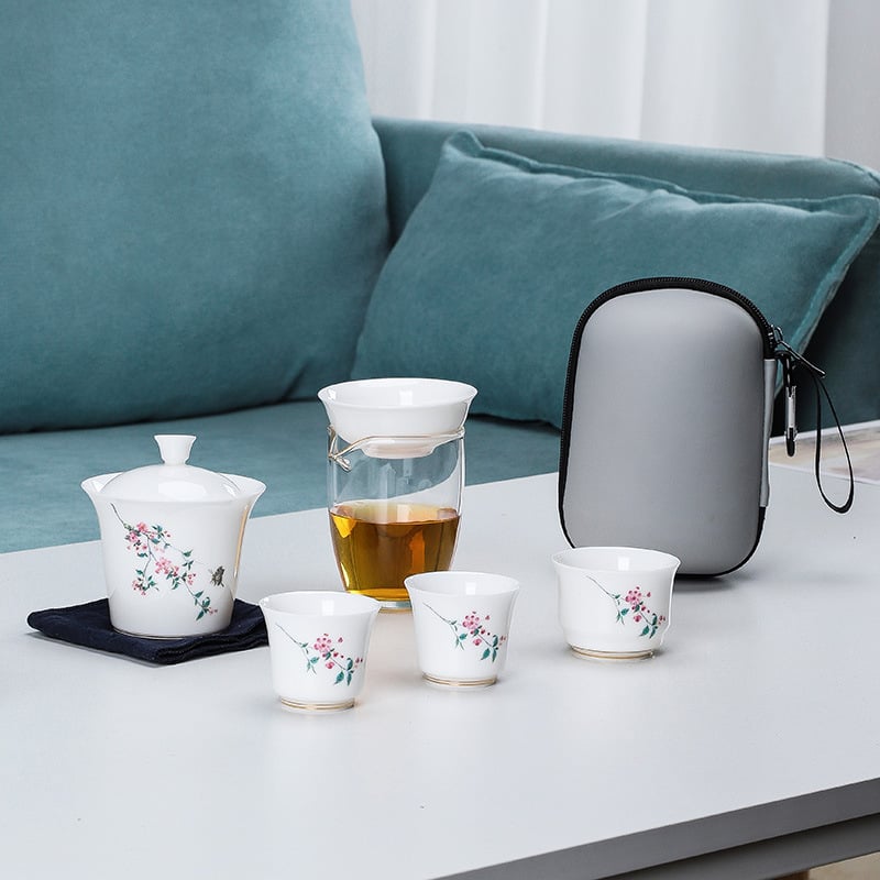 Set minimalist de ceai din porțelan pentru călătorii — un ceainic și patru cești, pentru uz în aer liber, fără tavă.
