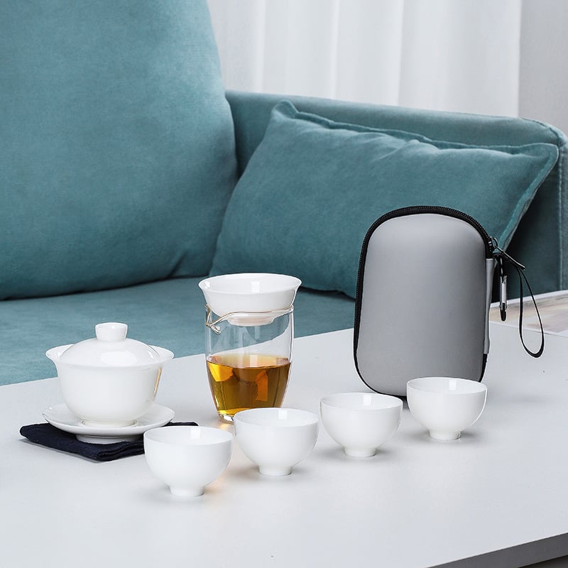 Set minimalist de ceai din porțelan pentru călătorii — un ceainic și patru cești, pentru uz în aer liber, fără tavă.