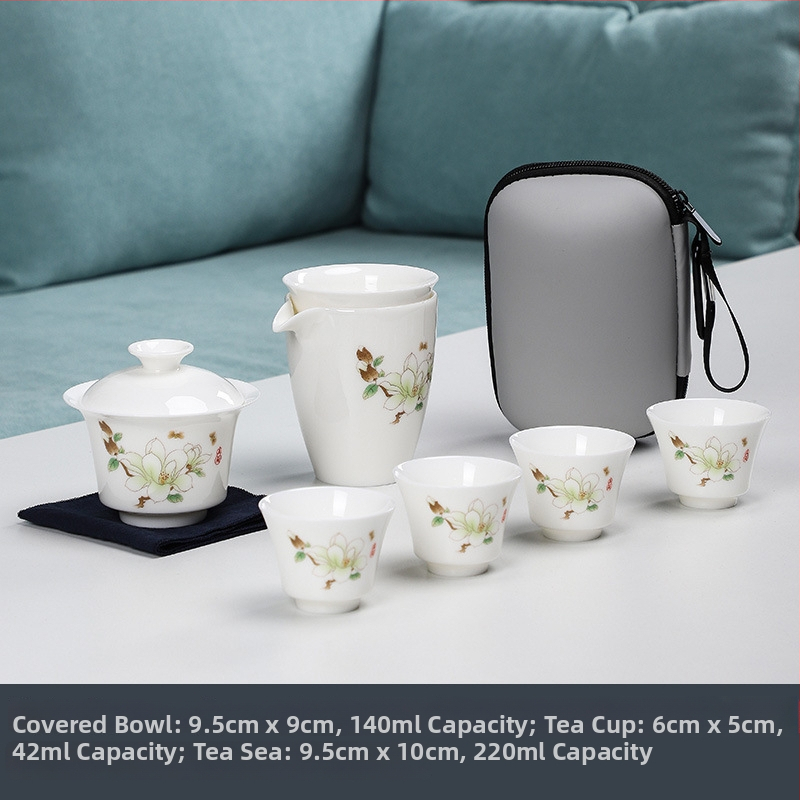 Minimalistický porcelánový cestovný čajový set — jeden čajník a štyri šálky, na vonkajšie použitie, bez podnosu.