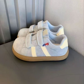 Ženske tenisice s debelim đonom i Velcro zatvaračem — jesen 2025, retro Birkenstock stil
