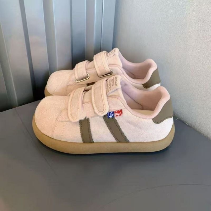 Ženske tenisice s debelim đonom i Velcro zatvaračem — jesen 2025, retro Birkenstock stil