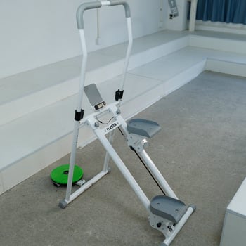 Kućni uređaj za penjanje po stepenicama – unutarnji aerobni trening