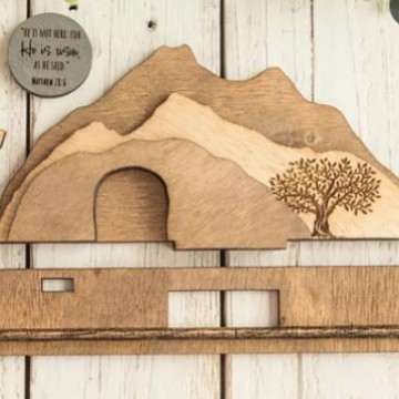 Om de zăpadă din lemn pentru masă – decorațiune de Crăciun în stil rustic, țărănesc