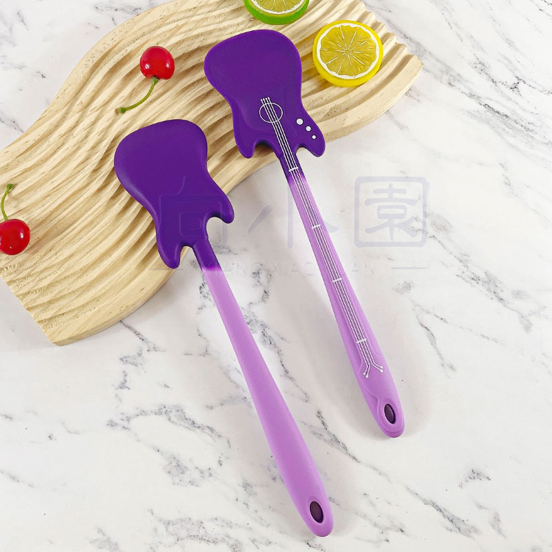 Spatulă din silicon în formă de chitară, design unic pentru coacere