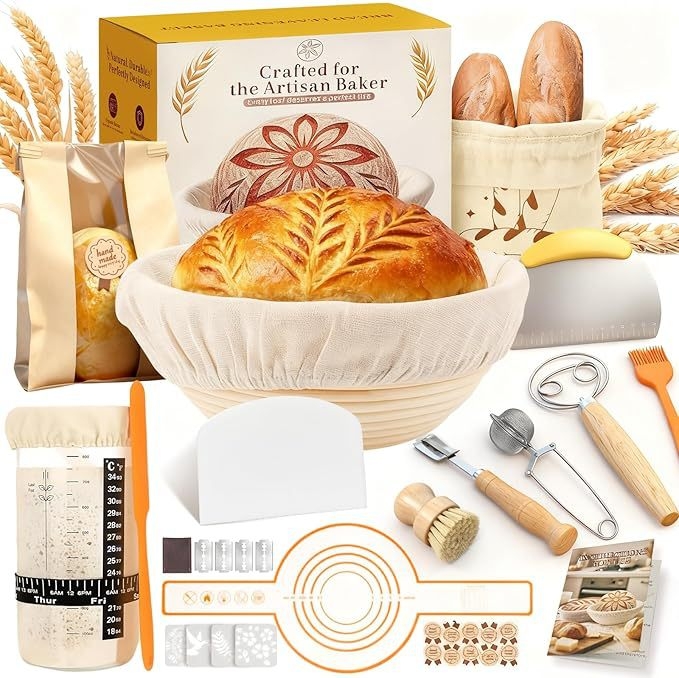 Set de unelte pentru coacerea pâinii: coș de fermentare, coș de pâine din ratan, spatulă pentru aluat, bătător pentru aluat și perie de amestecare