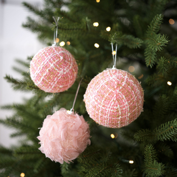 Decorațiuni de Crăciun pentru brad: bile roz din pluș și din spumă – set DIY