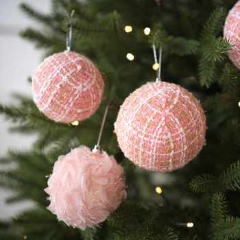 Decorațiuni de Crăciun pentru brad: bile roz din pluș și din spumă – set DIY