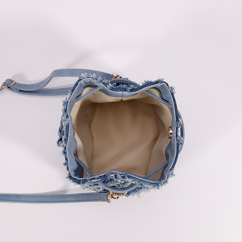 Denim bucket torba, mala veličina, s crossbody remenom i unutarnjim džepom na zip