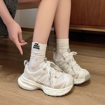 Ženske mrežaste tenisice s prozračnim gornjim dijelom, debeli potplat, stil dad shoes, ljeto 2026