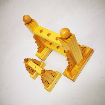 Suport din lemn, în formă de scară, pentru drapele în cinci culori; bază triunghiulară Buddha Order și suport pentru drapel cu trei găuri