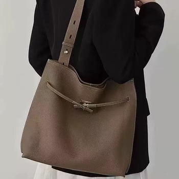 Bucket torbica od prvog sloja teleće kože, velika zapremina, nosi se preko ramena i crossbody, minimalistički gradski stil