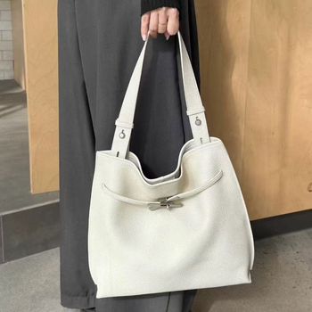 Bucket torbica od prvog sloja teleće kože, velika zapremina, nosi se preko ramena i crossbody, minimalistički gradski stil