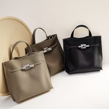 Bucket torbica od prvog sloja teleće kože, velika zapremina, nosi se preko ramena i crossbody, minimalistički gradski stil