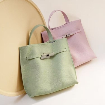 Bucket torbica od prvog sloja teleće kože, velika zapremina, nosi se preko ramena i crossbody, minimalistički gradski stil