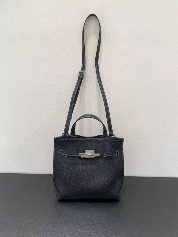 Bucket torbica od prvog sloja teleće kože, velika zapremina, nosi se preko ramena i crossbody, minimalistički gradski stil