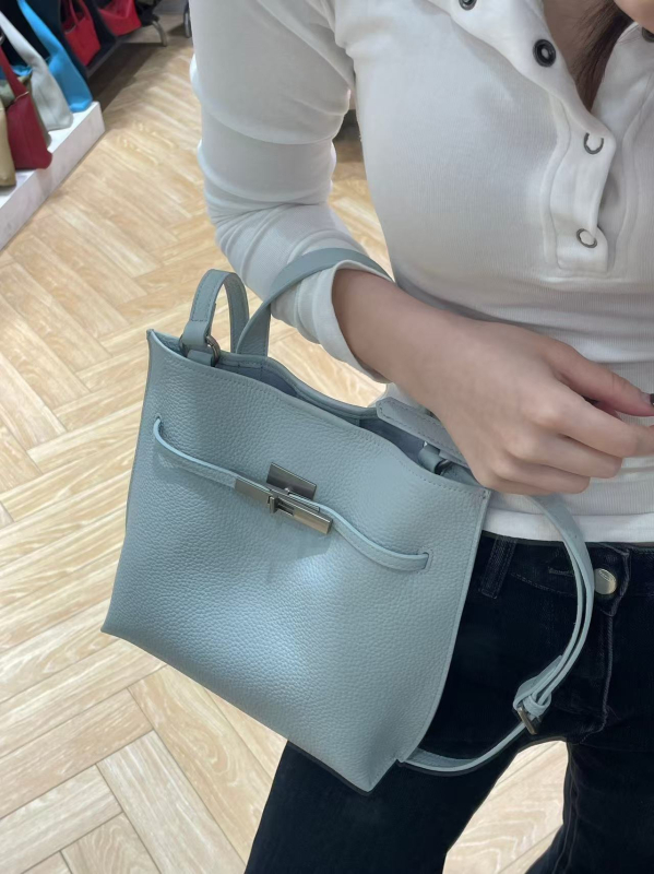 Bucket torbica od prvog sloja teleće kože, velika zapremina, nosi se preko ramena i crossbody, minimalistički gradski stil