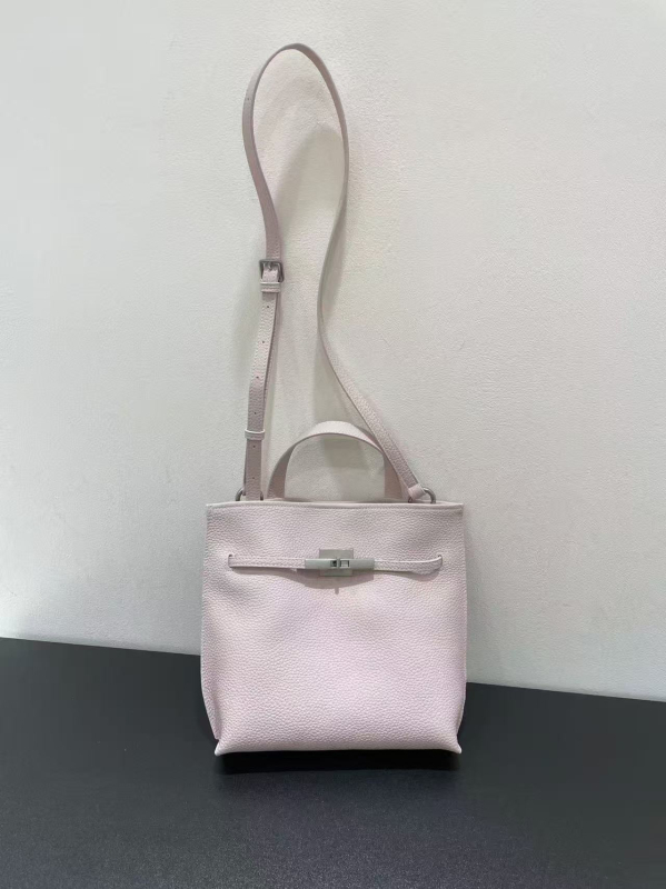 Bucket torbica od prvog sloja teleće kože, velika zapremina, nosi se preko ramena i crossbody, minimalistički gradski stil