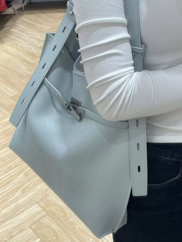 Bucket torbica od prvog sloja teleće kože, velika zapremina, nosi se preko ramena i crossbody, minimalistički gradski stil