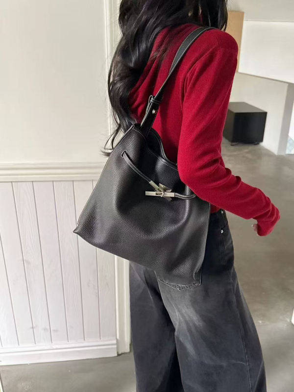 Bucket torbica od prvog sloja teleće kože, velika zapremina, nosi se preko ramena i crossbody, minimalistički gradski stil