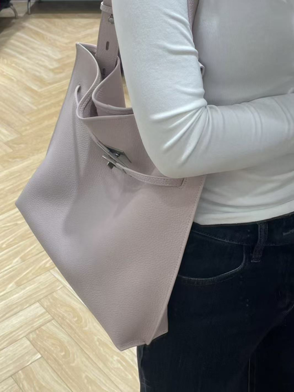 Bucket torbica od prvog sloja teleće kože, velika zapremina, nosi se preko ramena i crossbody, minimalistički gradski stil
