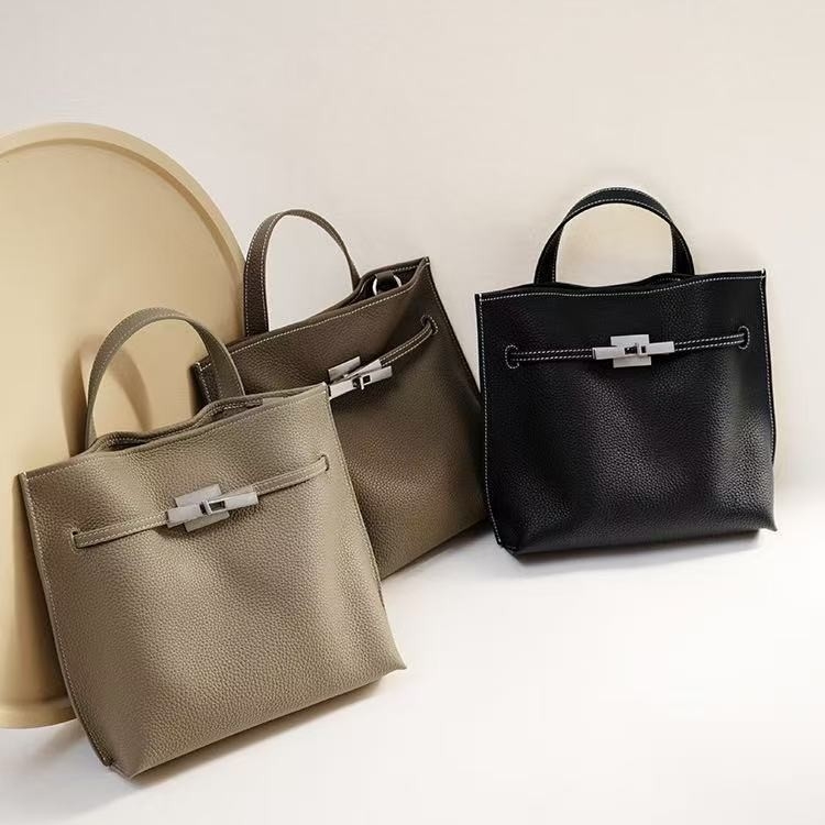 Bucket torbica od prvog sloja teleće kože, velika zapremina, nosi se preko ramena i crossbody, minimalistički gradski stil