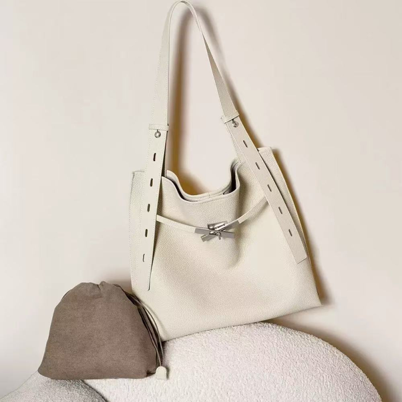 Bucket torbica od prvog sloja teleće kože, velika zapremina, nosi se preko ramena i crossbody, minimalistički gradski stil