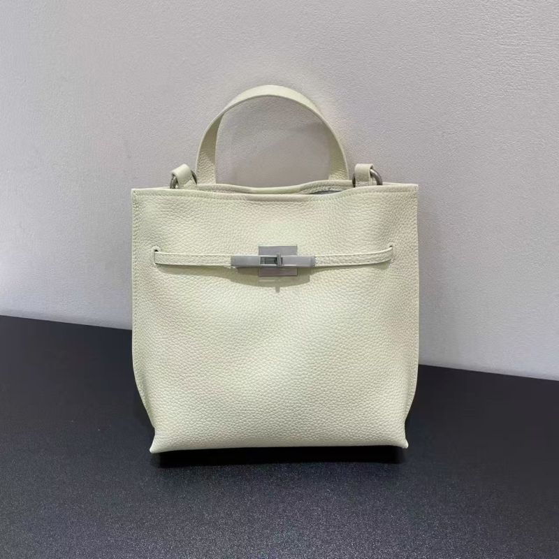 Bucket torbica od prvog sloja teleće kože, velika zapremina, nosi se preko ramena i crossbody, minimalistički gradski stil