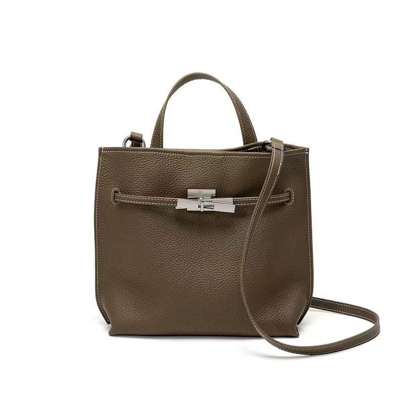 Bucket torbica od prvog sloja teleće kože, velika zapremina, nosi se preko ramena i crossbody, minimalistički gradski stil
