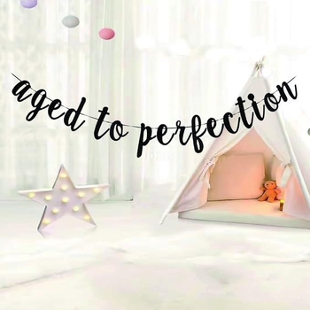 Banner cu litere aurii pentru decor de petrecere