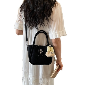 Minimalistička ženska torba na rame s crossbody remenom, 2026 nova moda, kompaktna torba u obliku kante s dizajnom inspiriranim krilima