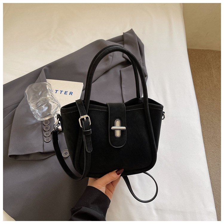 Minimalistička ženska torba na rame s crossbody remenom, 2026 nova moda, kompaktna torba u obliku kante s dizajnom inspiriranim krilima