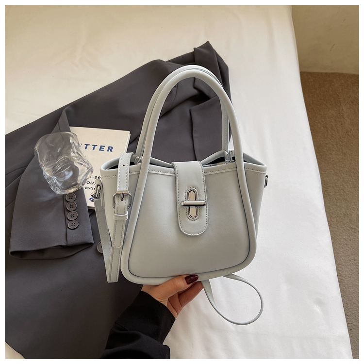 Minimalistička ženska torba na rame s crossbody remenom, 2026 nova moda, kompaktna torba u obliku kante s dizajnom inspiriranim krilima