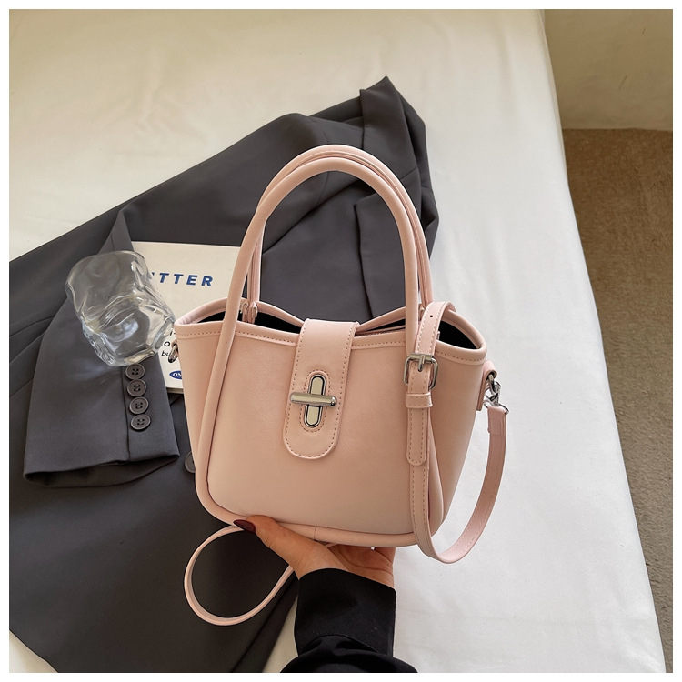 Minimalistička ženska torba na rame s crossbody remenom, 2026 nova moda, kompaktna torba u obliku kante s dizajnom inspiriranim krilima