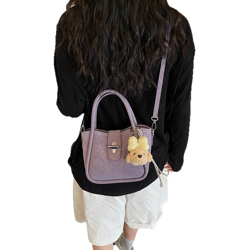 Minimalistička ženska torba na rame s crossbody remenom, 2026 nova moda, kompaktna torba u obliku kante s dizajnom inspiriranim krilima