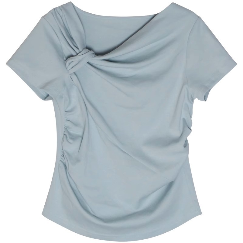 Ženski bijeli kratki T‑shirt za ljeto 2025, korejskog stila s kosim izrezom, asimetrični nabori, tanak bazni top