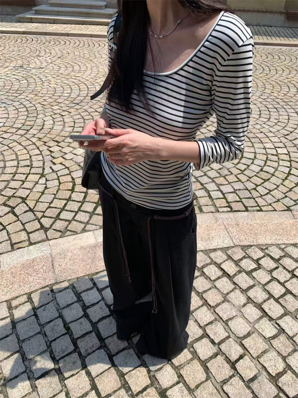 Ženski T-shirt s U-izrezom, prugasti, rukavi srednje dužine, uski kroj, layering top, model C250698, jesen 2025
