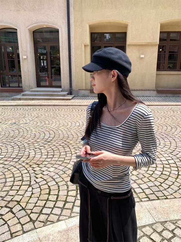 Ženski T-shirt s U-izrezom, prugasti, rukavi srednje dužine, uski kroj, layering top, model C250698, jesen 2025