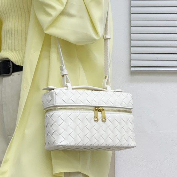 Kožna kozmetička torbica od kravlje kože, pletena s romboidnim lancem — moderna crossbody torba preko ramena i kutijastog oblika