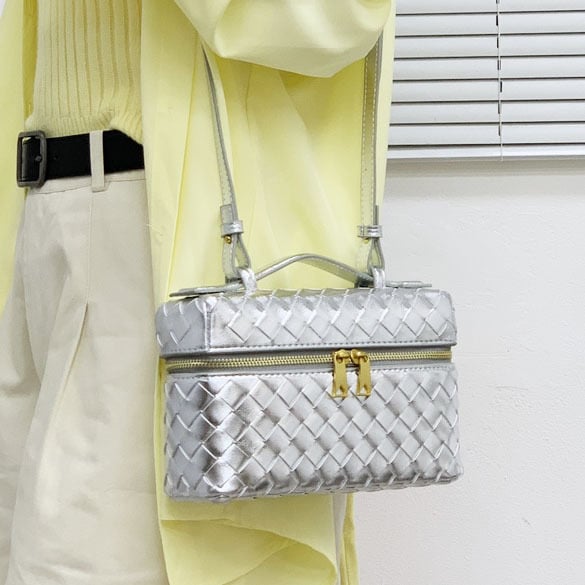 Kožna kozmetička torbica od kravlje kože, pletena s romboidnim lancem — moderna crossbody torba preko ramena i kutijastog oblika