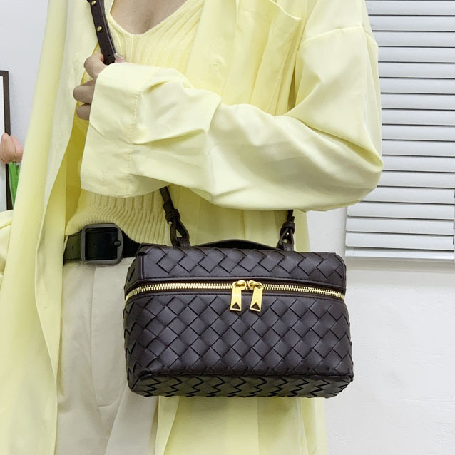 Kožna kozmetička torbica od kravlje kože, pletena s romboidnim lancem — moderna crossbody torba preko ramena i kutijastog oblika